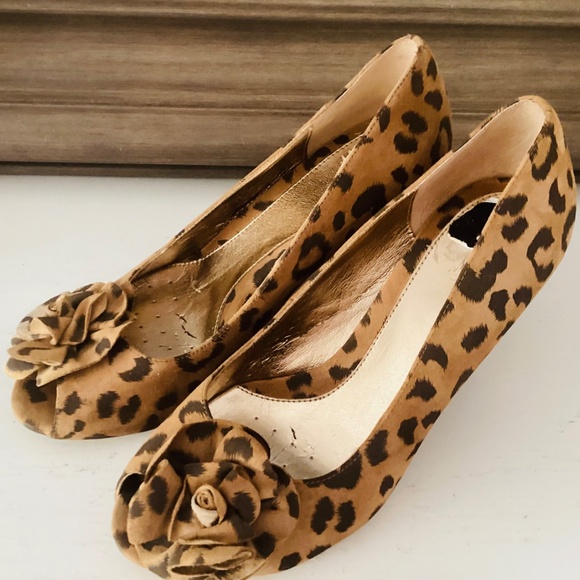 Sofft Size 9.5 M High Heel Pump Suede Leather Printed Leopard Peep Toe Rosette - Picture 4 of 15
